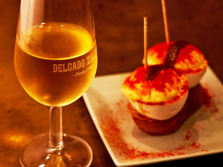 代々木上原『ニューウェルファンカフェ』の「たまごアンチョビ」、ドライシェリー