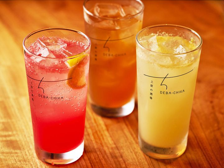 代々木上原『上原の酒場 でばちか』の「土佐茶ジンジャー割り」、「文旦サワー」、「スイカサワー」
