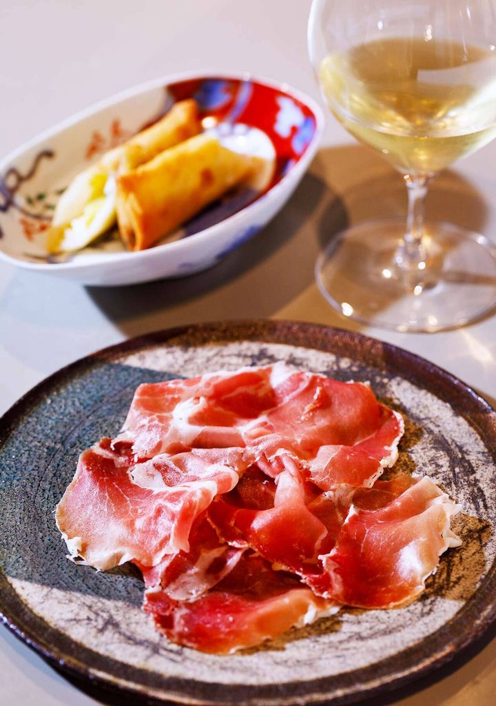 代々木上原『Quindi』の生ハム、季節替わりの春巻き「鯵とズッキーニ」