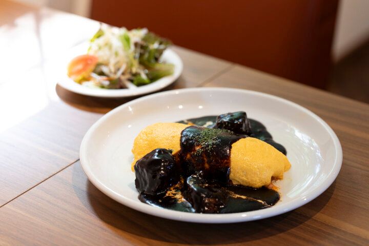 横浜・海岸通りのレトロビルで味わう♪本格派の洋食と懐かしの喫茶メニュー「洋食シーザー」