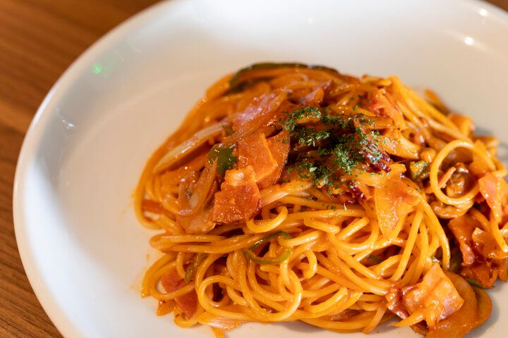 横浜・海岸通りのレトロビルで味わう♪本格派の洋食と懐かしの喫茶メニュー「洋食シーザー」