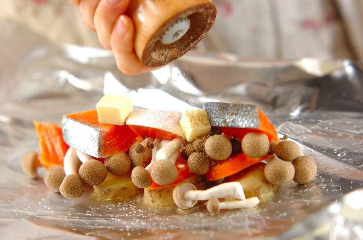 鮭のホイル焼き フライパンで簡単に！切って包むだけの作り方1