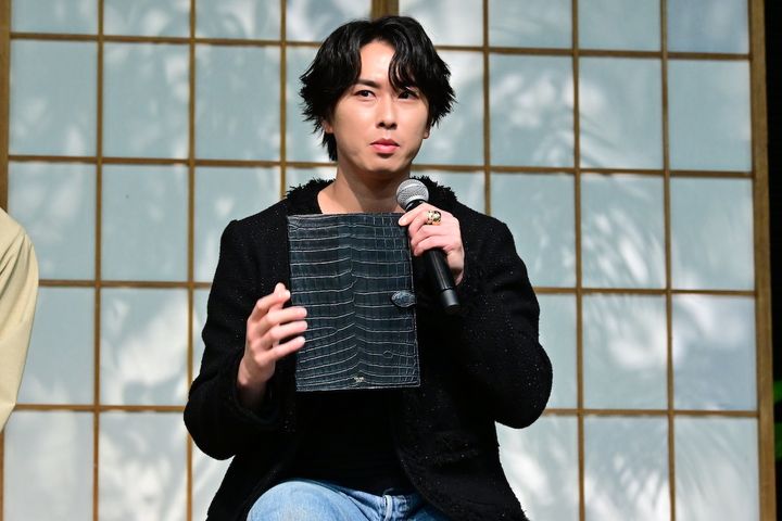 Snow Man宮舘涼太「ファンのコメントに自然とバラが咲く」 舘様節さく裂のイベント舞台挨拶