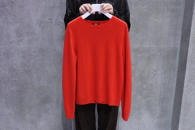 ユニクロのカシミヤクルーネックセーター1
