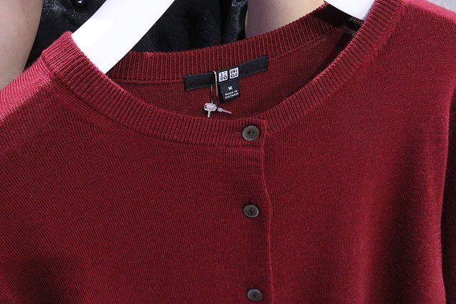 ユニクロのメリノクルーネックカーディガン2