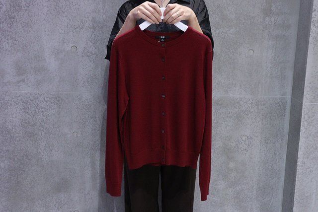 ユニクロのメリノクルーネックカーディガン1