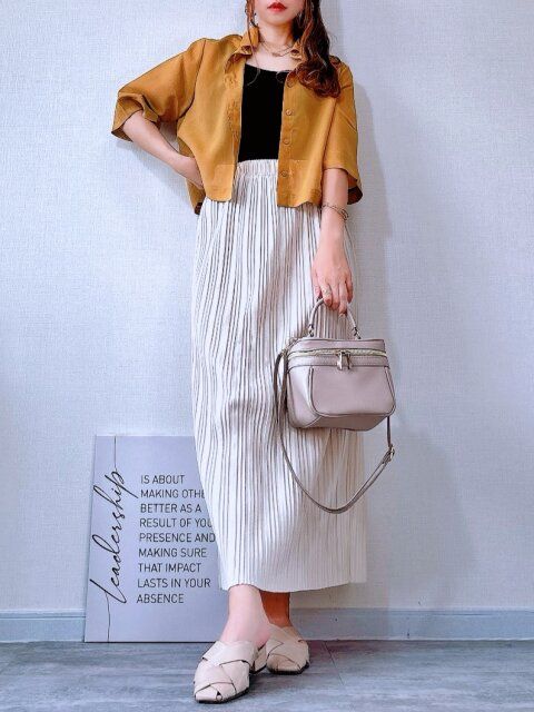 イエローに白のプリーツタイトスカートを合わせたスマートきれいめカジュアルコーデ