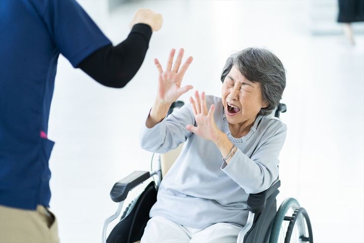 「不適切ケア」を行う介護施設を見抜くには…