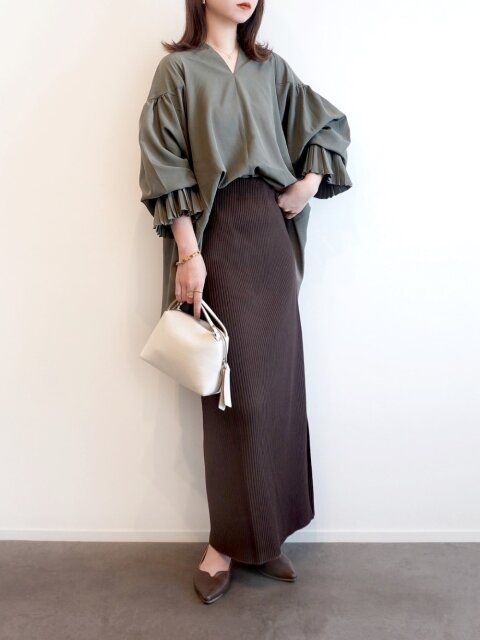 2025秋大人女子おすすめブラウンナロースカートコーデ