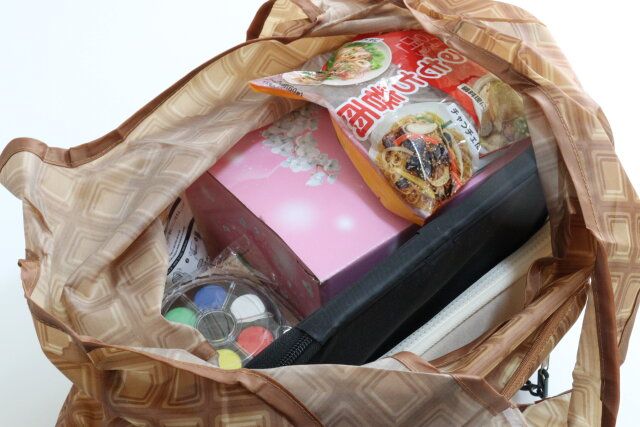 ダイソーの大量に入る折りたたみショッピングバッグ（チョコ）
