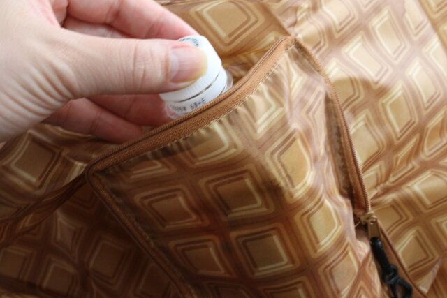 ダイソーのポケット付き折りたたみショッピングバッグ（チョコ）