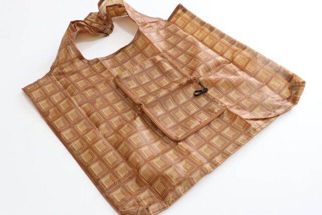 ダイソーの折りたたみショッピングバッグ（チョコ）のビジュアル