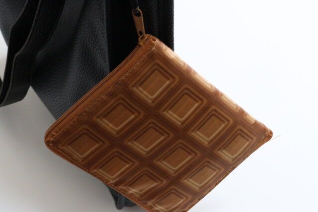 ダイソーのカバン付けられる折りたたみショッピングバッグ（チョコ）
