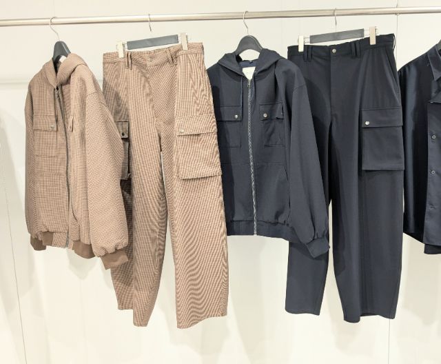 メンズのジップアップパーカとカーゴパンツ