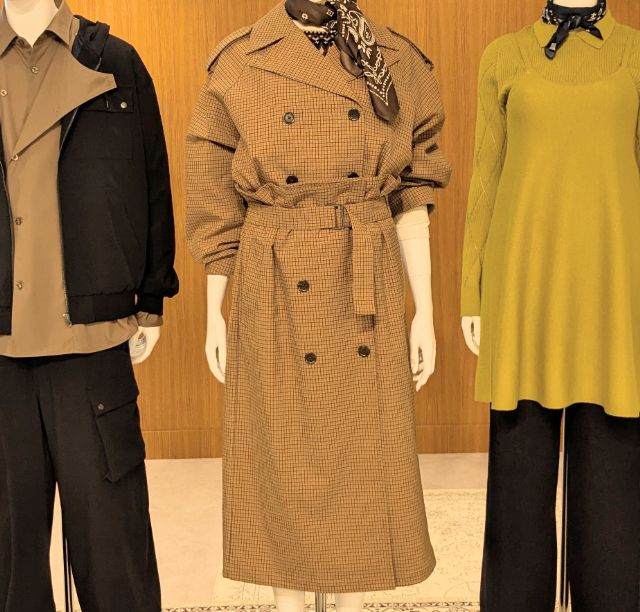 ショートトレンチチェックコートとトレンチチェックスカートのコーデ