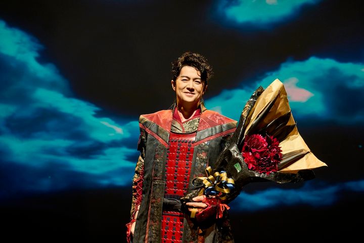 福山雅治×有村架純『ブラック・ショーマン』興収14.5億円突破！ 主要キャストのクランクアップ写真公開