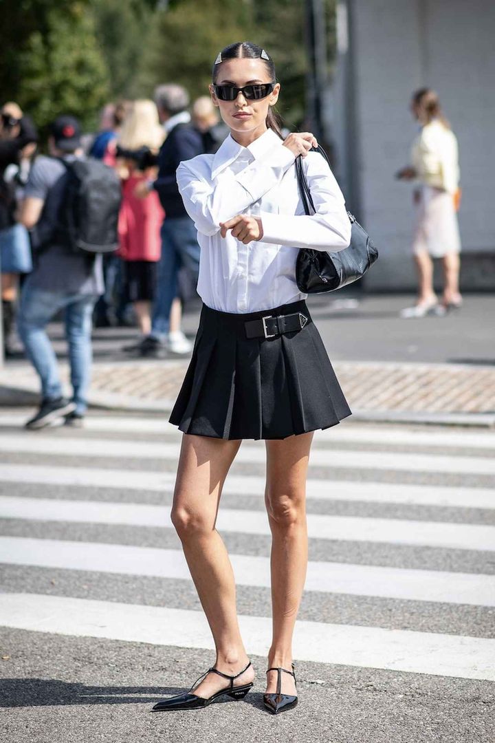 画像: ミニプリーツスカートでプレッピーな装いへ