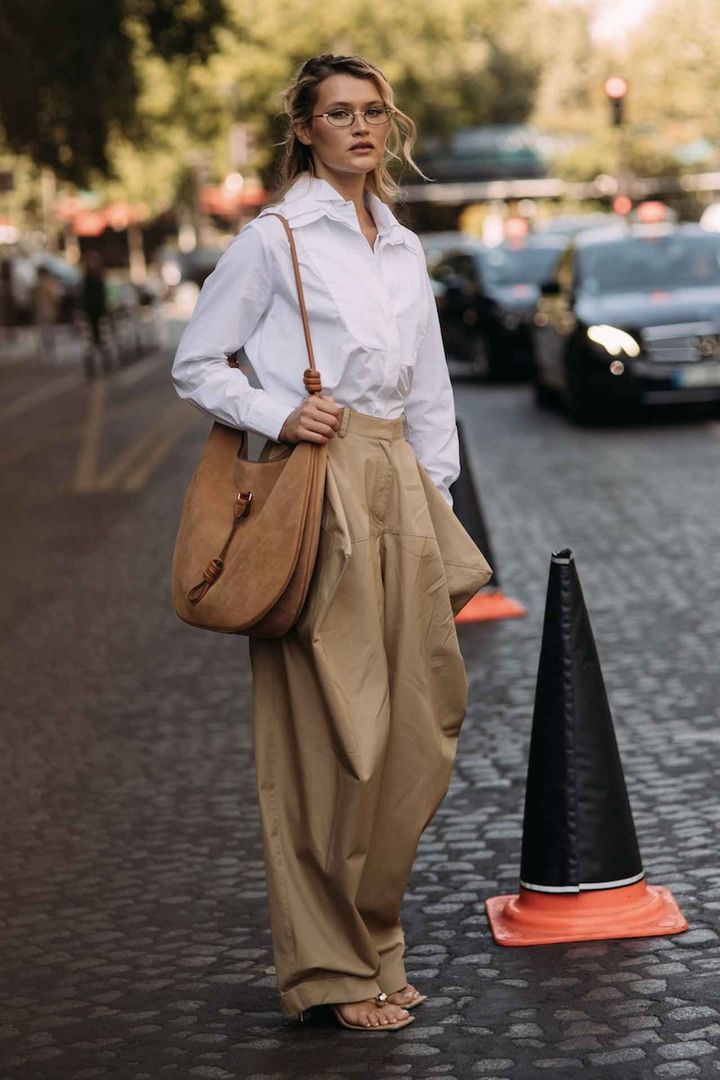 画像: 構築的な形のパンツを採用