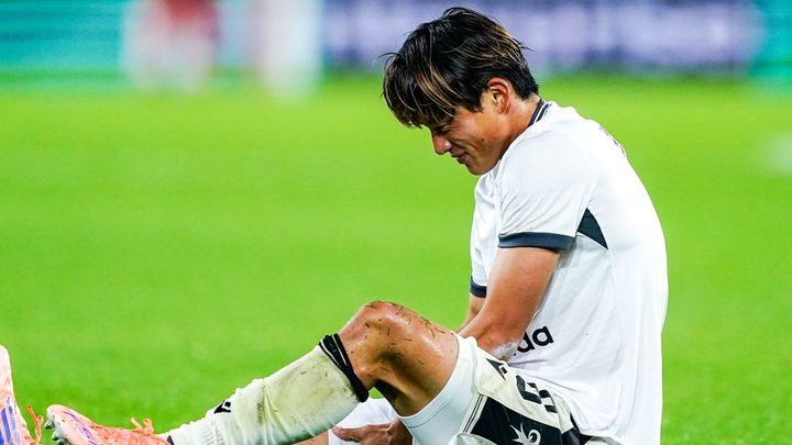 26歳日本人DF、海外名門で負傷…「闘志あふれるプレーでファンの心を掴んだ」と現地紙が離脱を嘆く