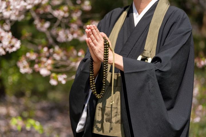 手を合わせる僧侶