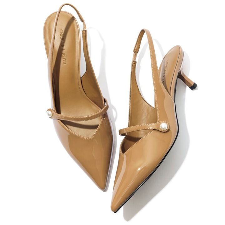 レディライクな上品さがただようエナメルのベージュ。細いストラップとパールのドットボタンが女らしい。[H5]￥8,900（チャールズ&キース／チャールズ&キース ジャパン）