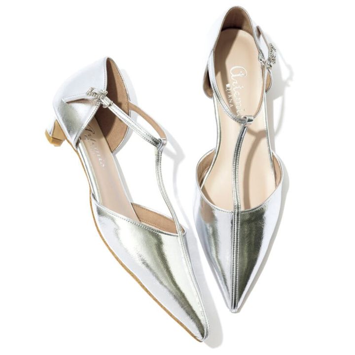 モードな気分で履けるシルバーのTストラップ。[H3]￥13,200（アルテミス by ダイアナ／アルテミス by ダイアナ アーバンドック ららぽーと 豊洲店）