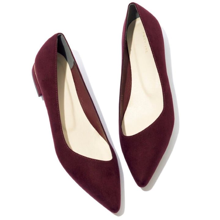 ローヒールでも足がきれいに見えるアシンメトリーなカット。秋色のスウェードでさらに旬度アップ。[H2]￥11,990（ア ドゥ ヴィーヴル） 