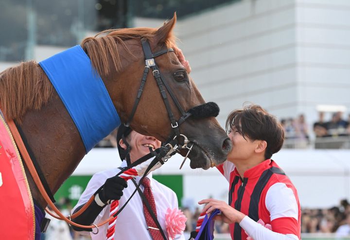 【競馬中山】11R スプリンターズステークス 1着16番ウインカーネリアン 三浦皇成騎手 ＝28日、中山競馬場（撮影・奈良武）