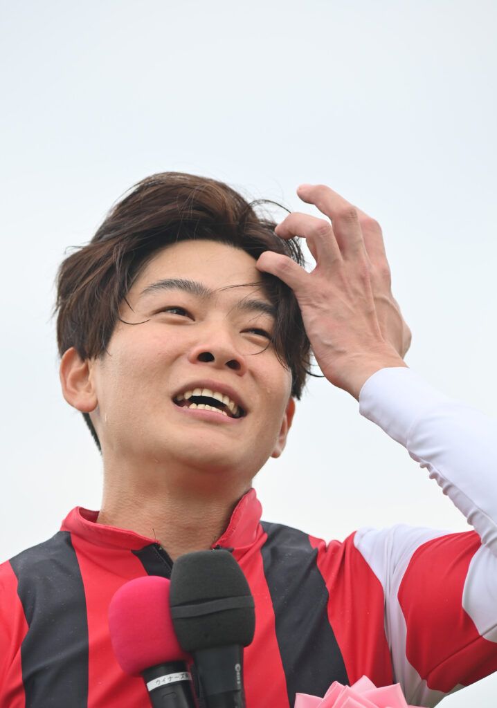 中央競馬のGⅠレース、第59回スプリンターズステークス（3歳以上オープン、芝・外1200メートル、定量、16頭立て、1着賞金＝1億7000万円）が28日、中山競馬場で行われ、三浦皇成騎手の11番人気ウインカーネリアン（牡8歳、美浦・鹿戸雄一厩舎）が2番手追走から直線で逃げた武豊騎手のジューンブレア（7番人気）と一騎打ちとなり、アタマ差で競り落とし優勝しました。