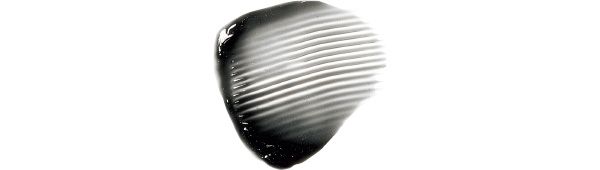 透け感のあるブラックにグロッシーパールを配合し、つややかな仕上がりに。