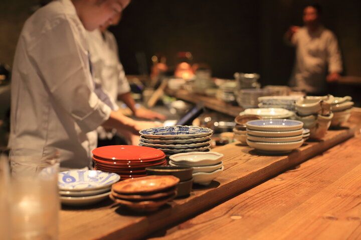 勝手口を抜けた先には…秘密にしたい大人の隠れ家が♪一流料亭の味をカジュアルにいただける和食居酒屋＆寿司店