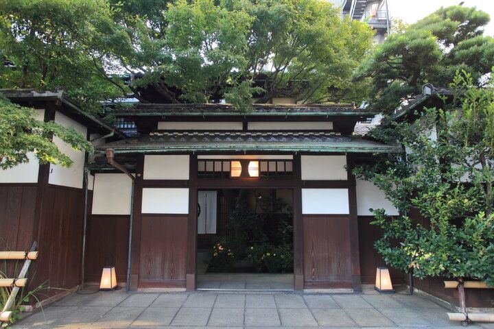 勝手口を抜けた先には…秘密にしたい大人の隠れ家が♪一流料亭の味をカジュアルにいただける和食居酒屋＆寿司店