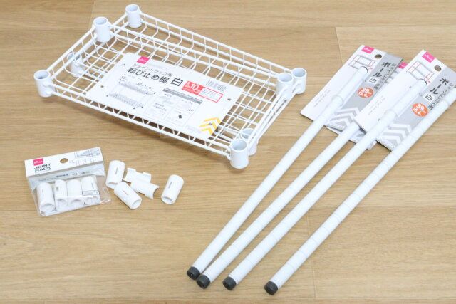 ダイソーの格安ラックが作れるジョイントラック用棚（30cm×15cm、白）とポール（39cm、白）とジョイントラック用固定部品（白）