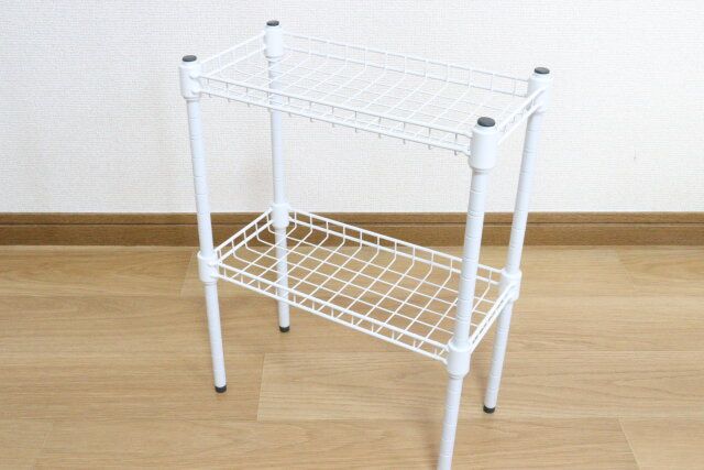 ダイソーのジョイントラック用棚（30cm×15cm、白）とポール（39cm、白）とジョイントラック用固定部品（白）を使ったラック