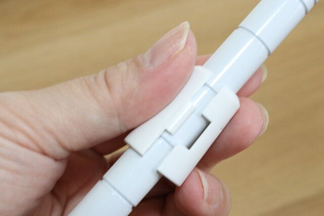 ダイソーのポール（39cm、白）とジョイントラック用固定部品（白）を組み合わせる