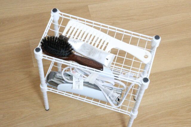 ダイソーの隙間収納に便利なジョイントラック用棚（30cm×15cm、白）とポール（39cm、白）とジョイントラック用固定部品（白）