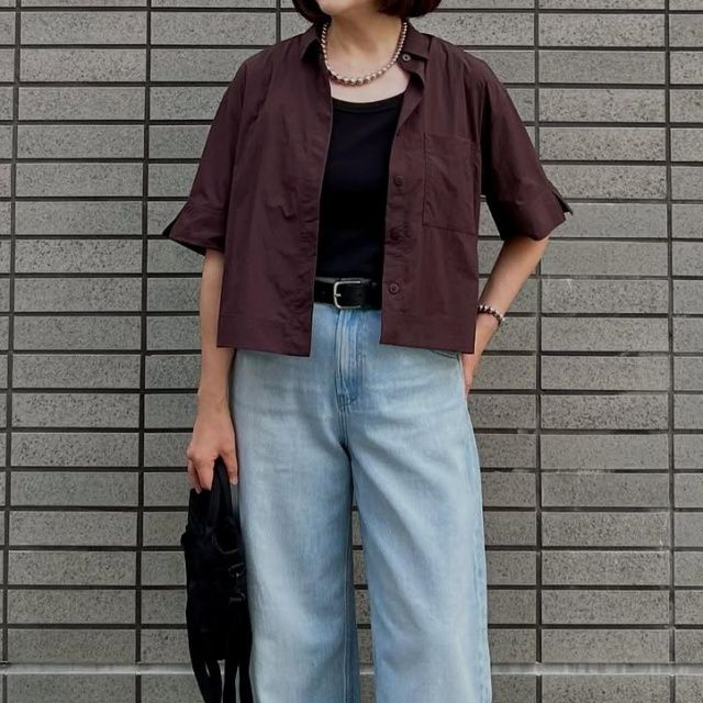 UNIQLOのダークブラウンの「ナイロンボクシーショートシャツ/5分袖」