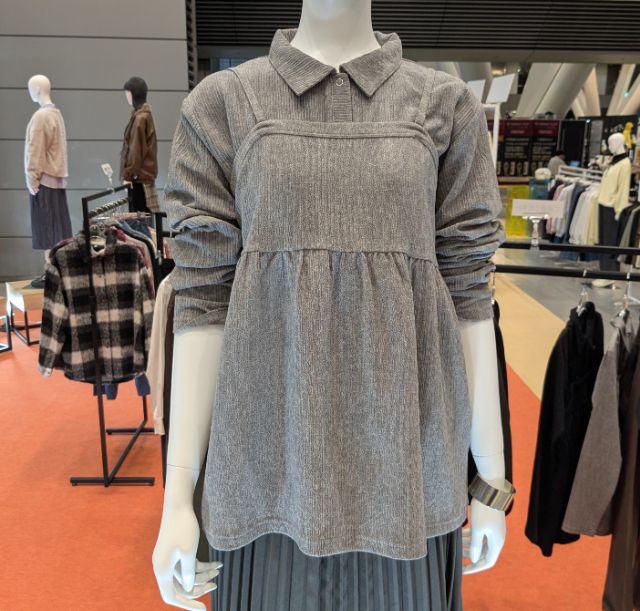 レイヤードトップスキャミセットを着用したマネキン