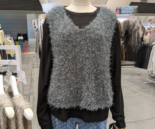 ラメシャギーニットベストを着用したマネキン