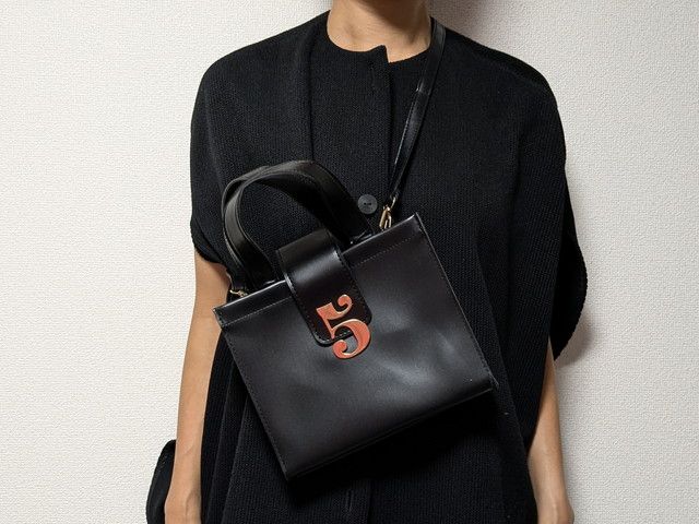 トゥエンティーズショルダーバッグ肩掛けしたところ