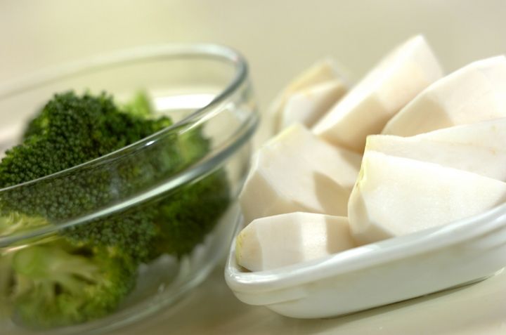 ブロッコリーとカブのスープの下準備1