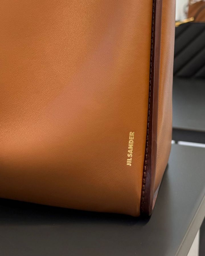 ロゴの配置も刷新され、バッグの隅には縦向きにあしらわれ、ジーンズにはベルトループのように取り入れられている。