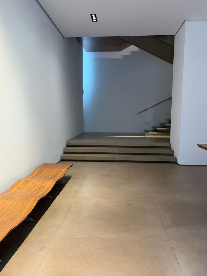 ブランドらしいミニマルな美学が反映されたエントランス。