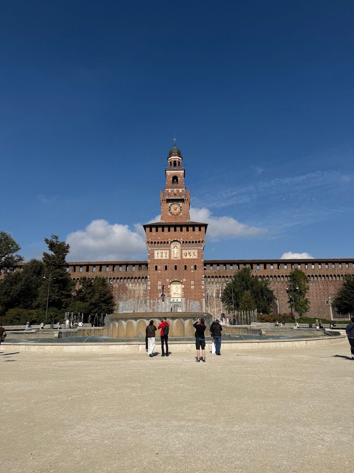 本社の目の前に佇むスフォルツェスコ城。