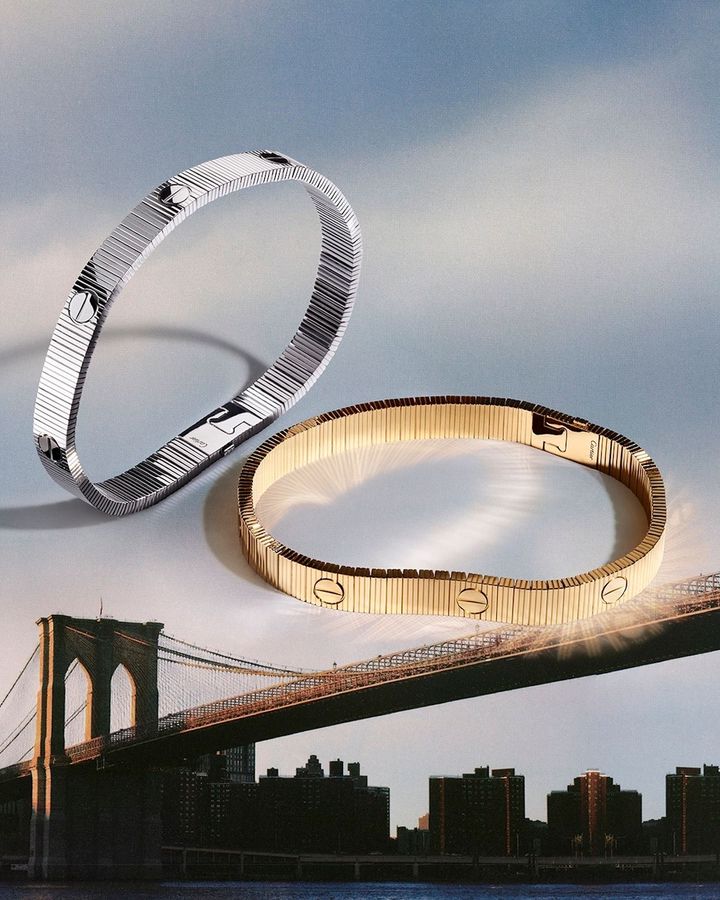 (左）「LOVE アンリミテッド」ブレスレット WG ¥1,478,400 （右）「LOVE アンリミテッド」ブレスレット YG ¥1,372,800