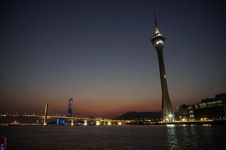 マカオタワーはレストランなども入居した複合施設。昼も夜もなにかと楽しめる。マカオの国際花火大会がこの近くで打ち上げられ、タワーから見ることもできるそう