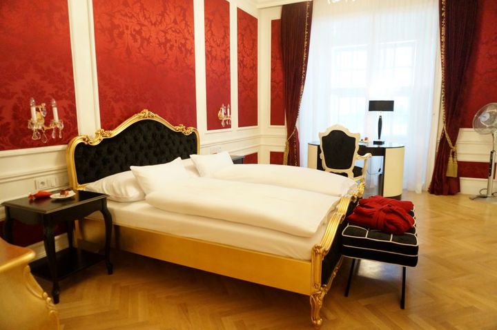メインベッドルーム。荘厳でたしかに宮殿といったたたずまい。この宮殿にはマリー・アントワネットやモーツァルトも訪れた記録があり、もしかするとこの部屋にも遊びにきたことがあるかも……？