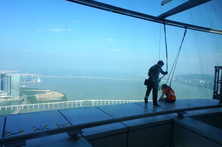 展望台からも丸見え。こわくなってしまったのか？ 座り込む女性。しかしこれを達成すると記念Ｔシャツがもらえる！