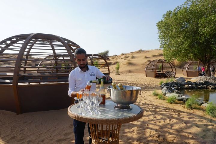 砂漠につくられたオアシス。ウェルカムドリンク（もちろんノンアルコール）で迎えてくれる。カバナの中で食事をいただく、新しい人気のアトラクション