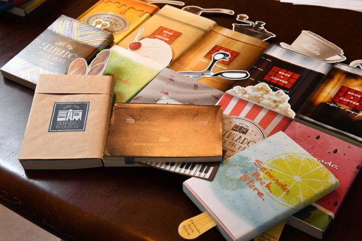 書店で本やマンガを買うとつけてくれる「ブックカバー」に関するショート動画が、韓国で「大バズリ」しています。